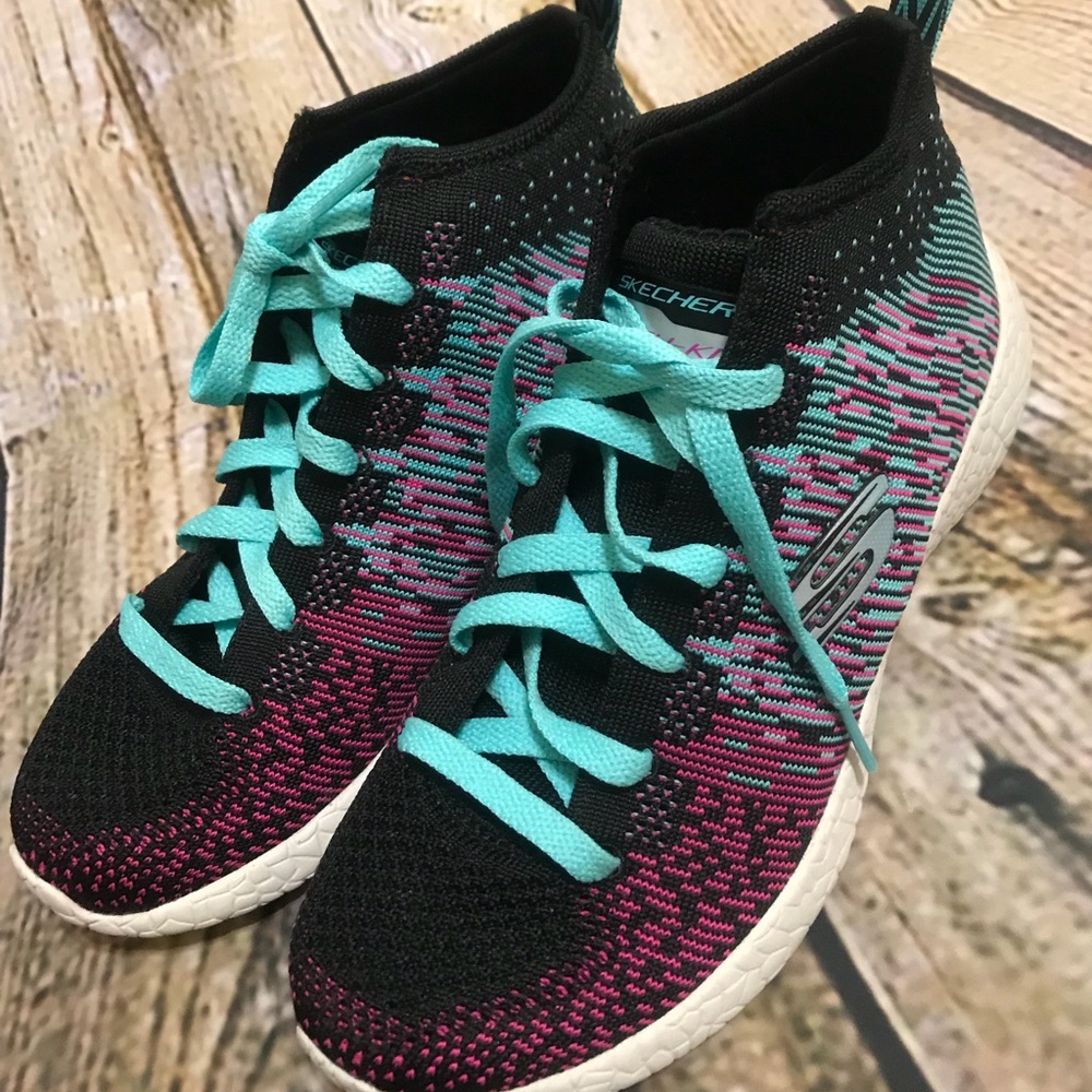 Ladies Skechers Air cooled memory foam sneaker 6.5